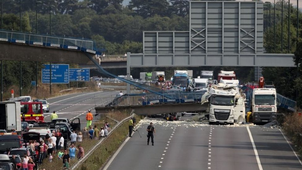 Сцена обрушения моста на трассе M20 в Кенте