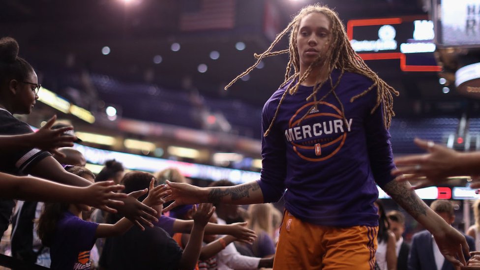 Brittney Griner #42 del equipo Phoenix Mercury, saliendo de la cancha de baloncesto en Phoenix, Arizona, el 30 de julio, 2017