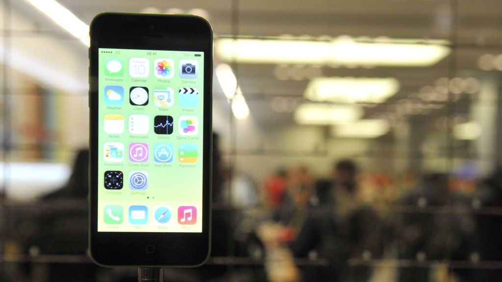 IPhone 5 показан на закрытом дисплее магазина Apple