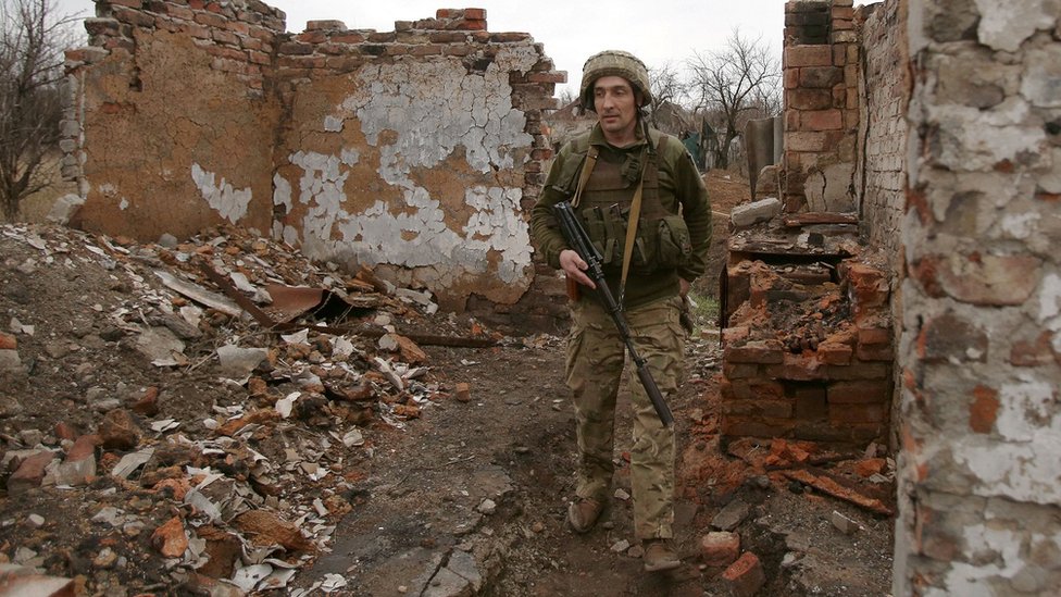 Um militar ucraniano patrulha próximo à linha de frente com separatistas apoiados pela Rússia, perto da pequena cidade de Marinka, na região de Donetsk. Foto: 12 de abril de 2021