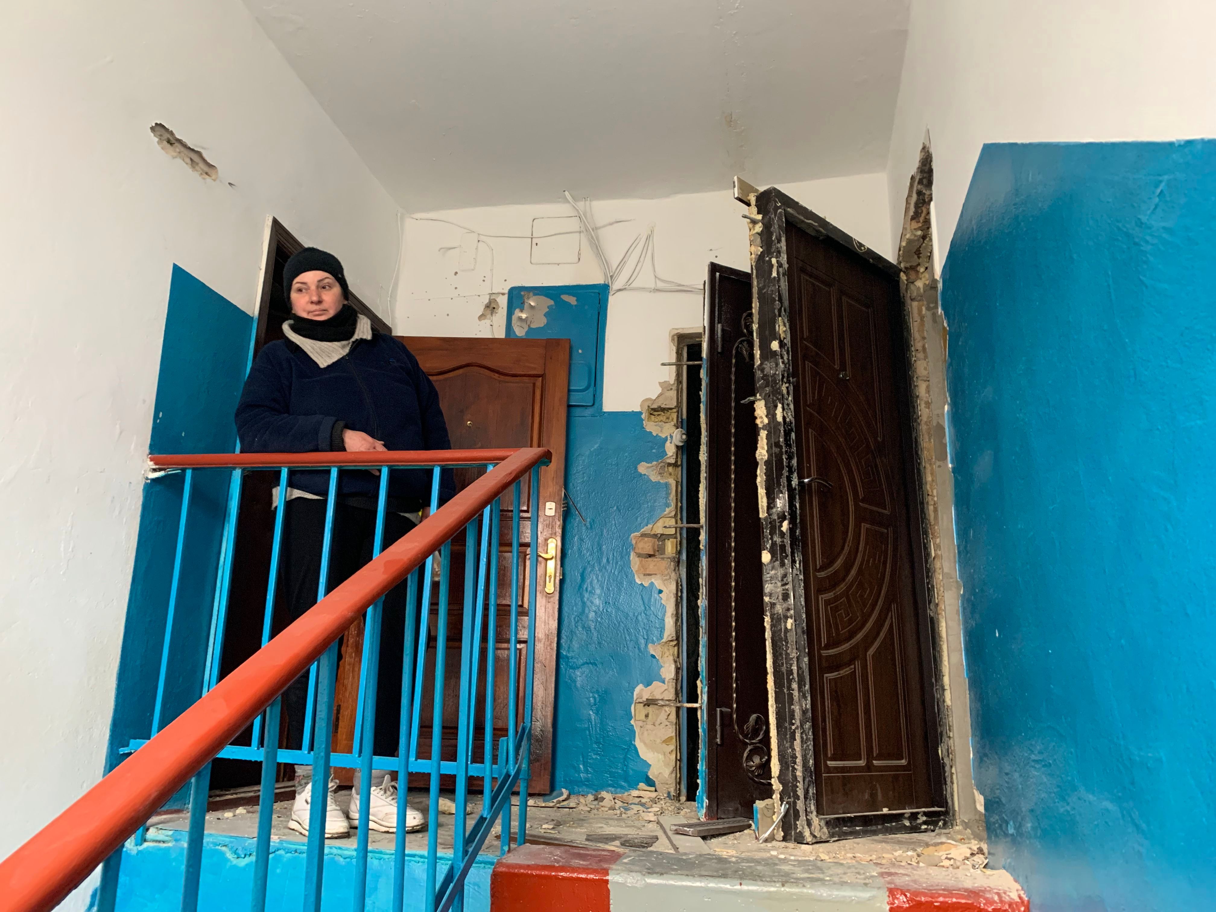 Las puertas arrancadas en un edificio de apartamentos en Bucha