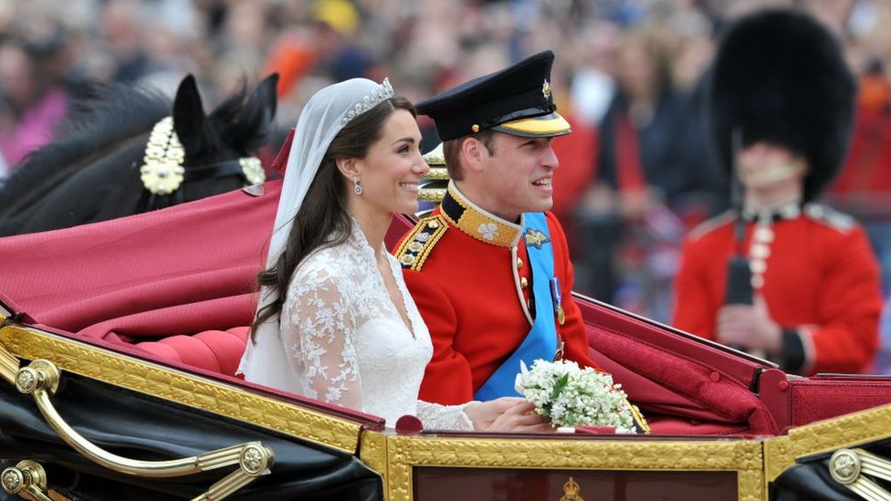 Kate e William na carruagem, com trajes de casamento