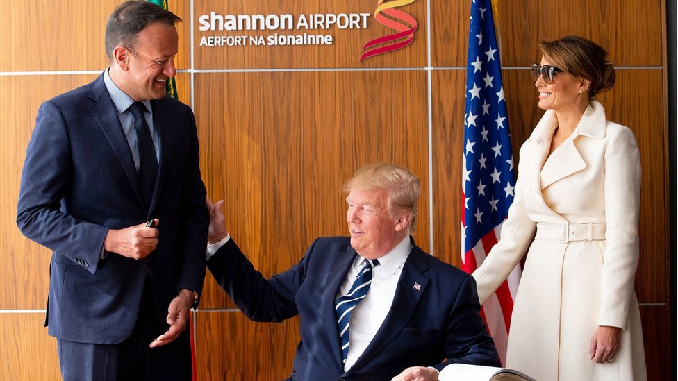 Дональд и Мелания Трамп расписались в книге посетителей в аэропорту Шеннон