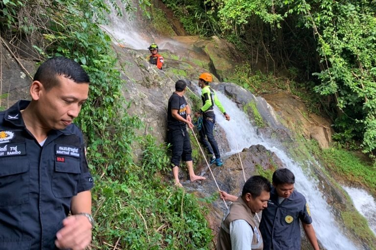 Tayland'da görevliler hayatını kaybeden Fransız turiste bakıyor
