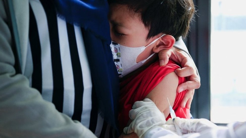 Criança sendo vacinada na Indonésia