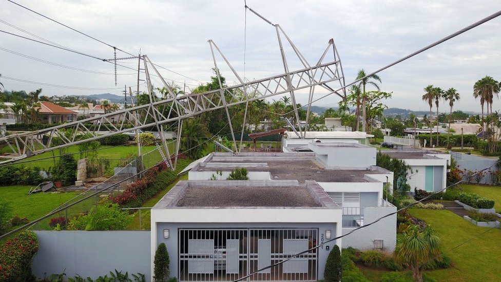 Torre de suministro eléctrico caída en San Juan, Puerto Rico, en noviembre de 2017.