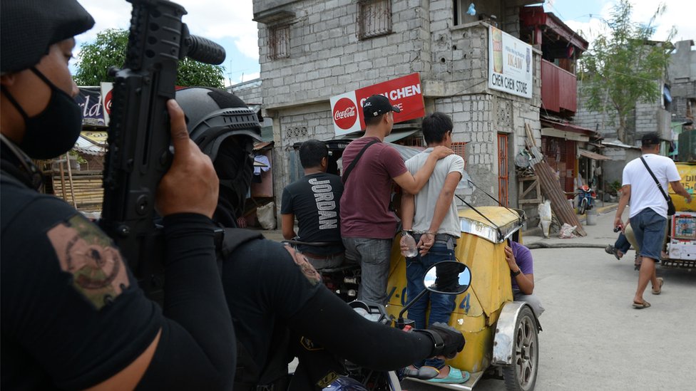 Полиция арестовывает подозреваемых в употреблении наркотиков в Маниле, Филиппины (апрель 2018 г.)