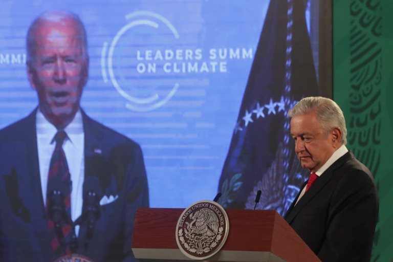 López Obrador escuchando el mensaje de Joe Biden