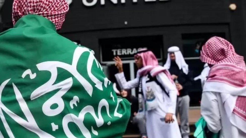 سعوديون يرفعون علم بلادهم