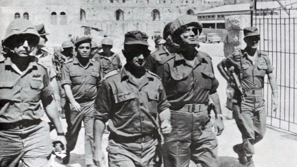Komandan militer Israel tiba di Yerusalem Timur, setelah pasukannya merebut wilayah itu dalam Perang Enam Hari pada tahun 1967.
