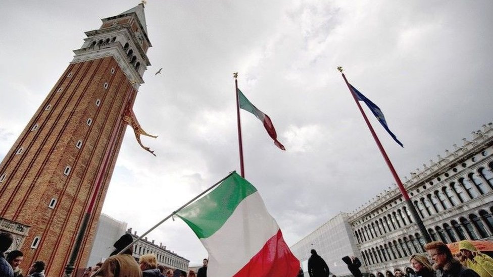الأعلام في فينيسيا ترفرف خلال عطلة أقرت عام 2011 للاحتفال بمرور 150 عاما على توحيد إيطاليا