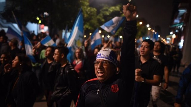 Protesta en Guatemala para pedir la dimisión del presidente Jimmy Morales por su gestión del desastre tras la erupción del Volcán de Fuego.