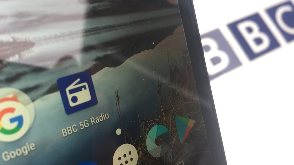 Телефонная трубка 5G и логотип BBC