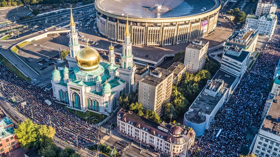 Moscú creó una especie de "burocracia religiosa" que trató de monopolizar la práctica del islam y limitarla a los lugares controlados por el Estado. Musulmanes en Moscú