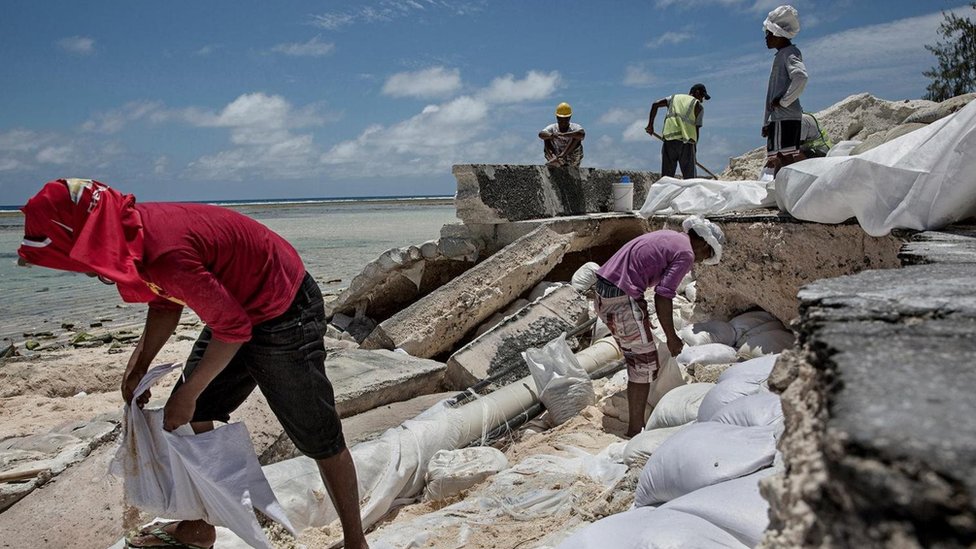 يضطر السكان لأن يُصلِحوا - بشكل منتظم - الطرق التي يلحق بها الدمار بفعل الفيضانات التي تضرب جزر جمهورية كيريباتي
