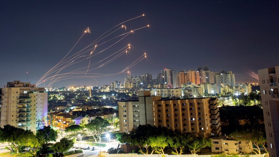 صواريخ من منظومة القبة الحديدية الدفاعية الإسرائيلية تعترض الصواريخ التي تطلق من قطاع غزة