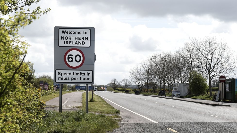 Дорожный знак на ирландской границе.