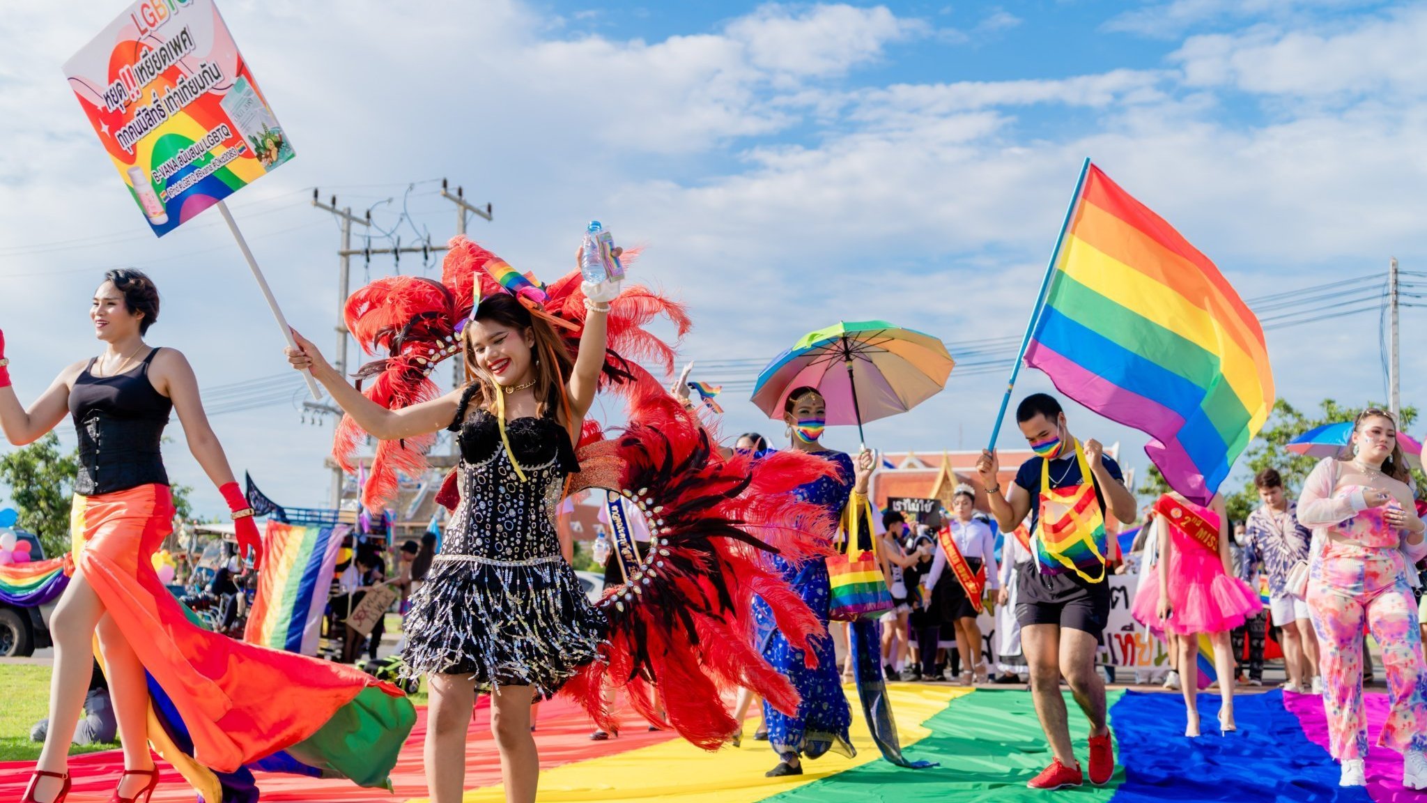 Lgbtq+ : งานไพรด์ในอีสาน  การส่งเสียงของคนหลากหลายทางเพศเพื่อกฎหมายสมรสเท่าเทียม - Bbc News ไทย