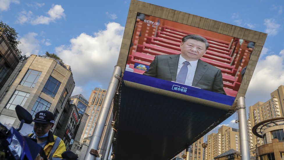 北京街頭一台巨型屏幕播放中國中央電視台新聞聯播有關習近平出席人大會議之報道（27/5/2020）