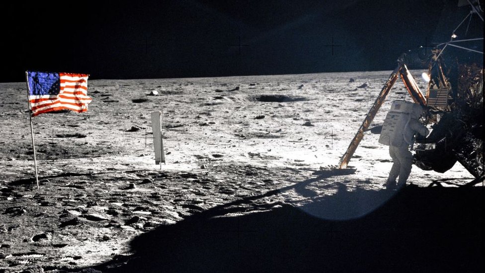 Buzz Aldrin saliendo del módulo lunar