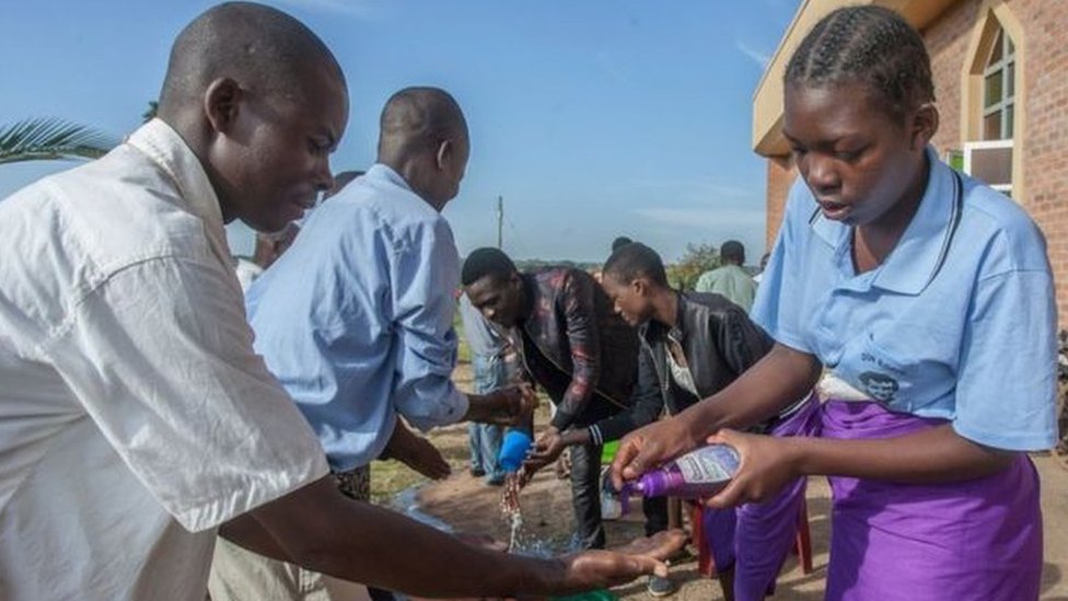 Jemaat gereja mencuci tangan di Malawi sekalipun baru hari Kamis (02/04) kasus pertama ditemukan di sana.