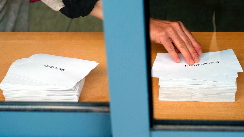 Macron superó a su rival de la segunda vuelta presidencial, Marine Le Pen, quien se quedó con 33% de los sufragios. Casillas de votación