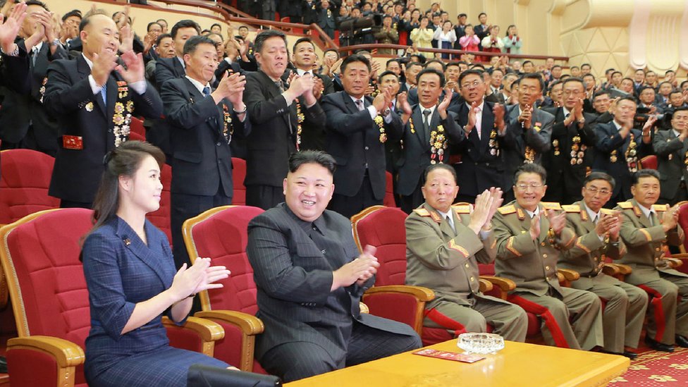 Ri Sol-ju junto a Kim Jong-un rodeados de personas