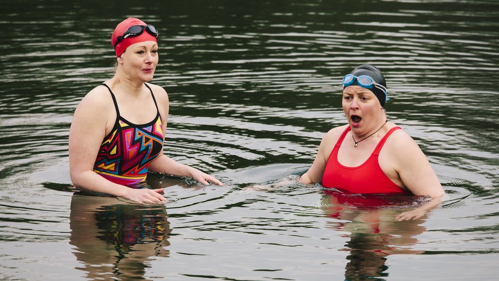 兩位游泳的女性