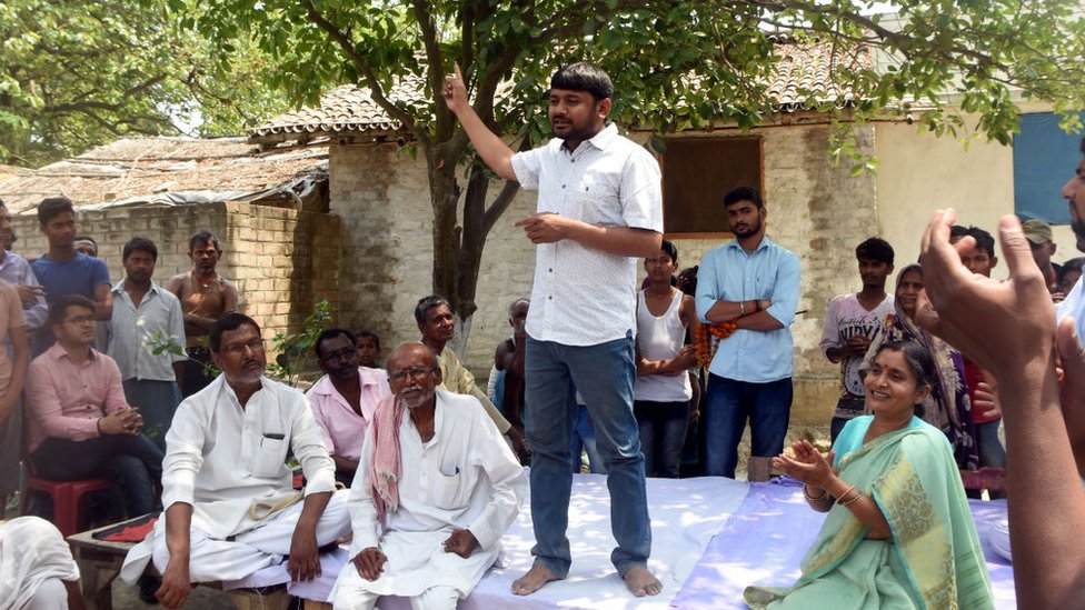 Кандидат от ИПЦ Канхайя Кумар на место Бегусараи Лок Сабха обращается к жителям сельской местности 2 апреля 2019 года в Бегусарае, Индия.