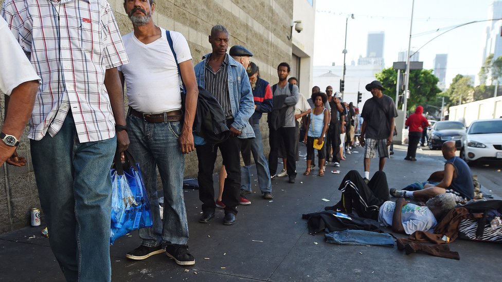 Люди ждут обеда возле Полуночной миссии на Skid Row в Лос-Анджелесе, Калифорния, 23 сентября 2015 г.
