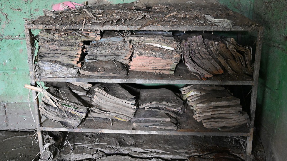Libros cubiertos de lodo en una escuela en Honduras luego del paso de los huracanes Eta y Iota en 2020