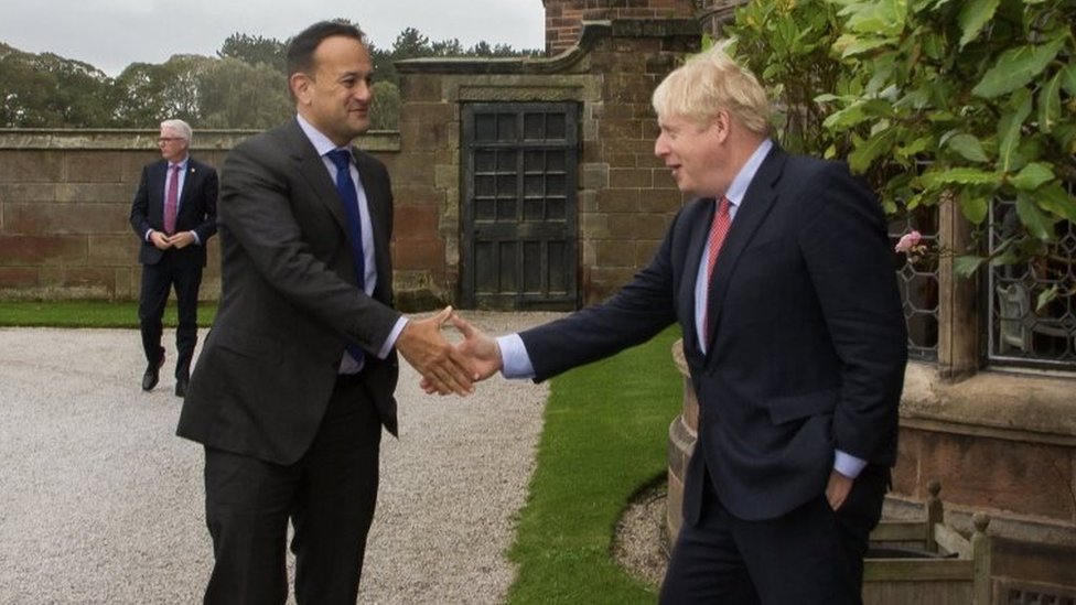 Ирландский Taoiseach (премьер-министр) Лео Варадкар (слева) и премьер-министр Великобритании Борис Джонсон в Ливерпуле. Фото: 10 октября 2019 г.