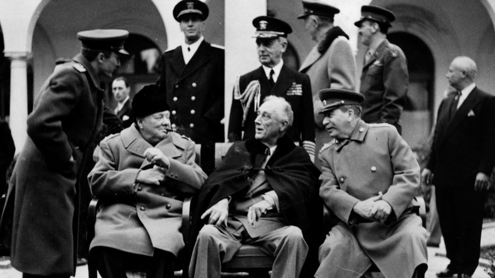 El líder soviético José Stalin (der.) junto al primer ministro británico Winston Churchill y el presidente de EE.UU. Franklin Delano Roosvelt