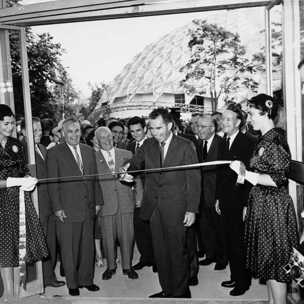 Nixon inaugurando la exposición