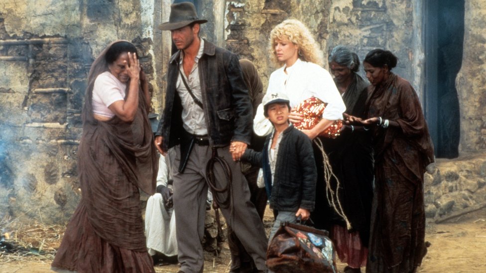 Harrison Ford y Ke Huy Quan de niño en una escena de "Indiana Jones y el templo de la perdición".