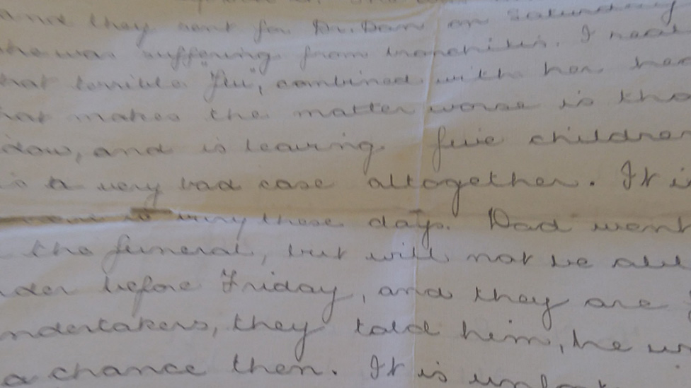 В этом семейном письме говорится о смерти вдовы из Кардиффа, оставившей пятерых детей