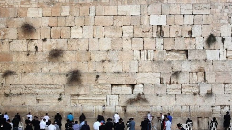 Tembok Barat adalah tempat berdoa paling suci bagi warga Yahudi.
