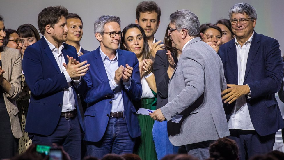زعيم حزب La France Insoumise الفرنسي المتطرف جان لوك ميلينشون بعد إلقاء خطابه، يحيي الأمين العام لحزب الخضر الفرنسي جوليان بايو وعضو الحزب الاشتراكي ستيفان تروسل خلال إطلاق "الاتحاد الإيكولوجي والاجتماعي الشعبي الجديد" (NUPES) في أوبيرفيلييه بالقرب من باريس. 07 مايو 2022.