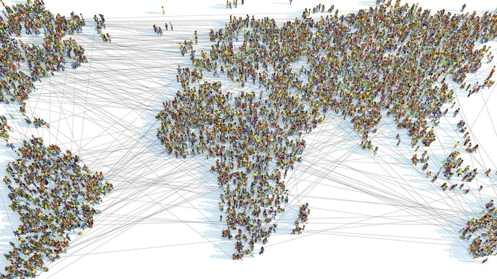 Un grupo de personas formando el mapa del mundo
