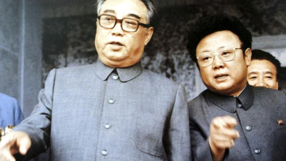 La campaña para promover la sucesión de Kim Jong-il, que figura aquí al lado de su padre Kim Il-sung, sirvió de telón de fondo para impulsar el culto a su madre, Kim Jong-suk. Kim Il-sung junto a su sucesor Kim Jong-il