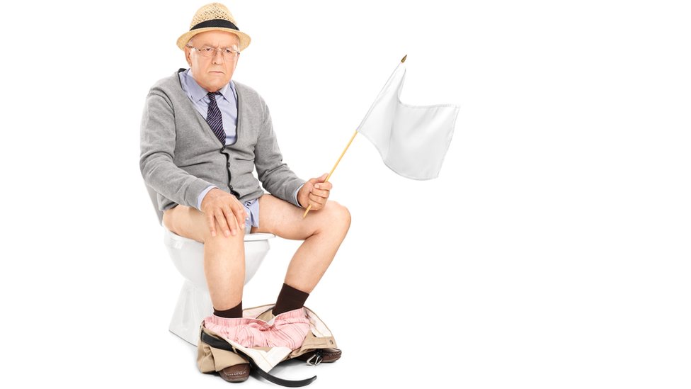 ... ahora sí, en paz. ¿De qué están hablando? Señor en el inodoro con bandera blanca