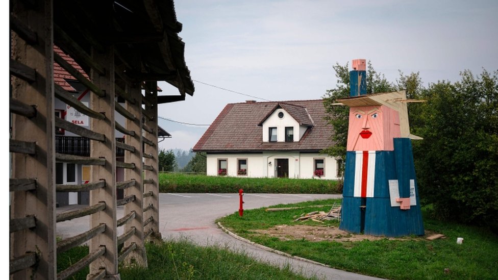 Деревянное чучело Дональда Трампа в словенской деревне Села при Камнику. 29 августа 2019