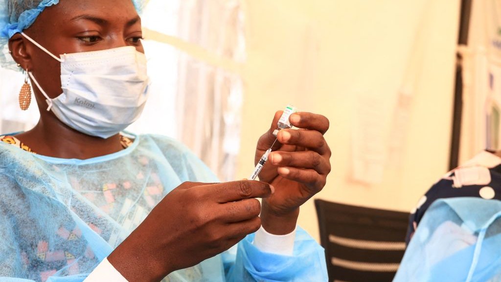 Covid : les vaccins de rappel Omicron sont-ils efficaces ? Et 6 autres questions sur les 3e et 4e doses - BBC News Afrique
