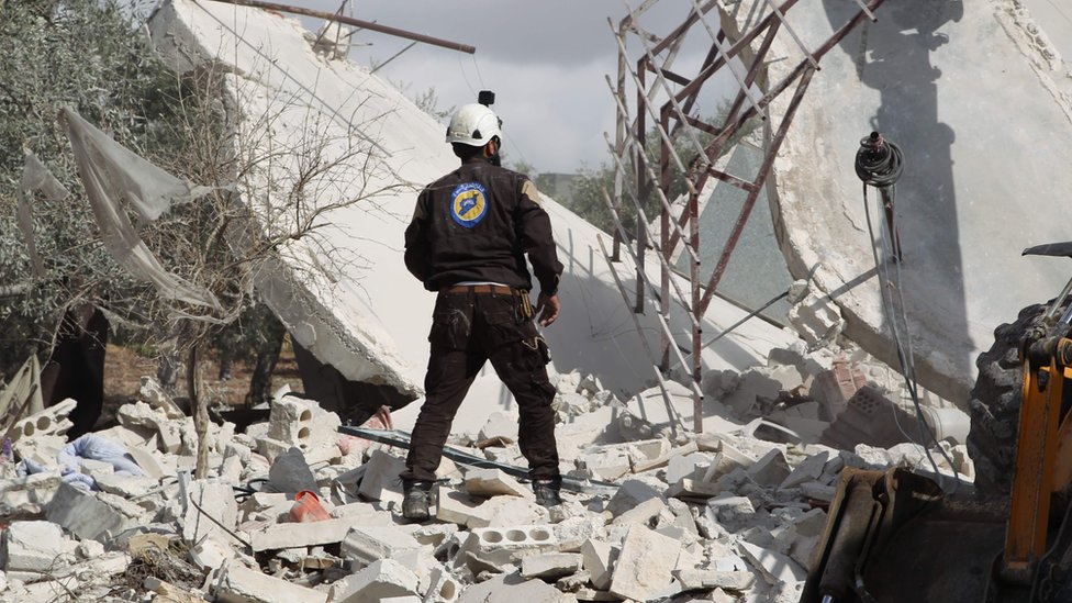 Сирийский оперативник из группы "Белые каски" стоит на месте воздушного удара в Джабалле (2 ноября 2019 г.)