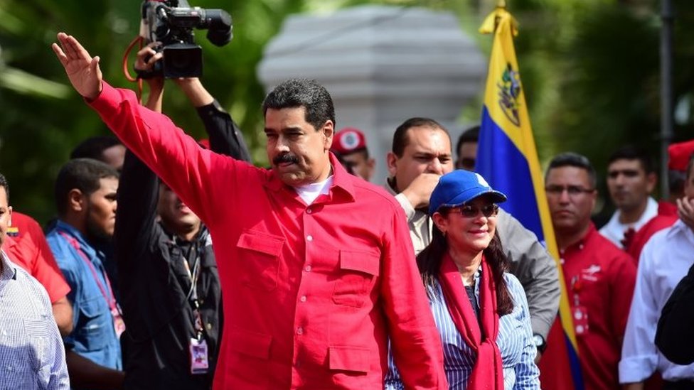 Президент Николас Мадуро приветствует сторонников в Каракасе. Фото: 25 октября 2016 г.