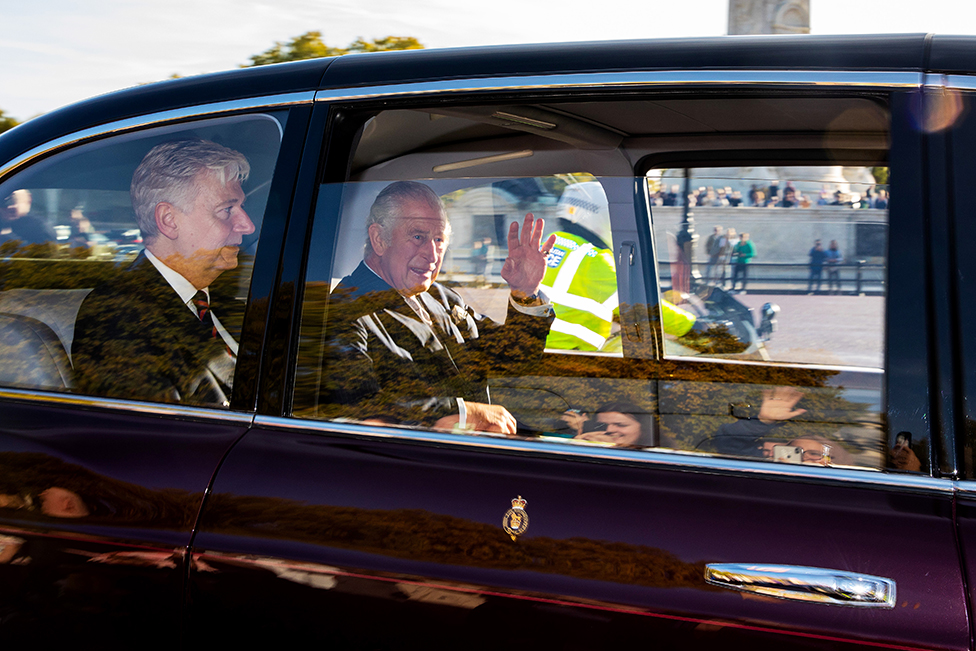 الملك تشارلز الثالث يصل إلى قصر باكنغهام للالتقاء برئيسة الوزراء ليز تراس لتقديم استقالتها الرسمية له في 25 أكتوبر/ تشرين الأول 2022