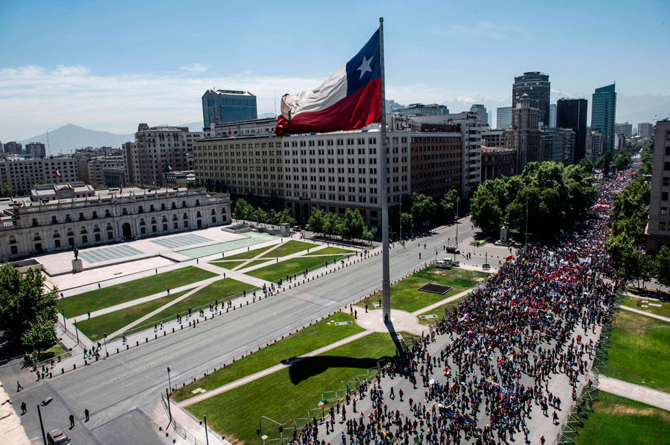 "No es sostenible en el tiempo mantener el nivel de intensidad actual de la protesta", dice el profesor Fuentes. Protesta frente al Palacio de La Moneda el 30 de octubre