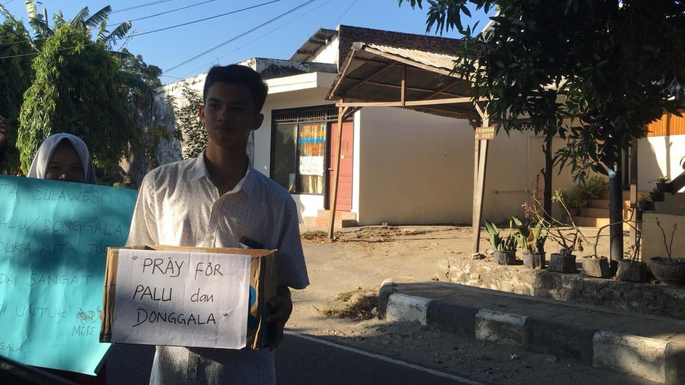 Endonezya'da yardım pankartları taşıyanlar