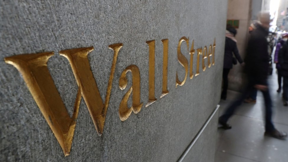 Wall Street escrito en una pared.