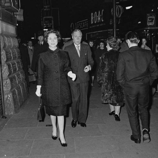 دوق ودوقة ويندسور يسيران في احد شوارع لندن عام 1964